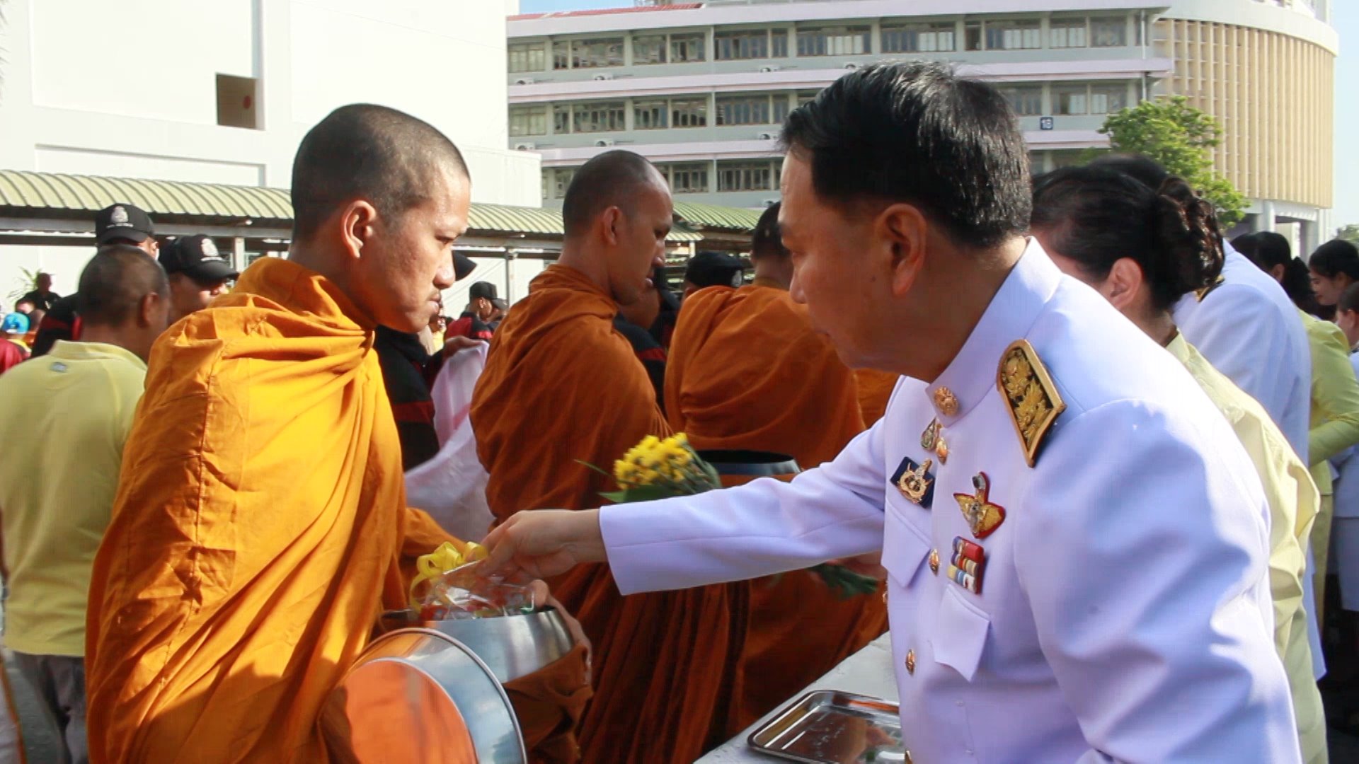 พิธีทำบุญตักบาตร เนื่องในวันเฉลิมพระชนมพรรษา พระบาทสมเด็จพระเจ้าอยู่หัว
