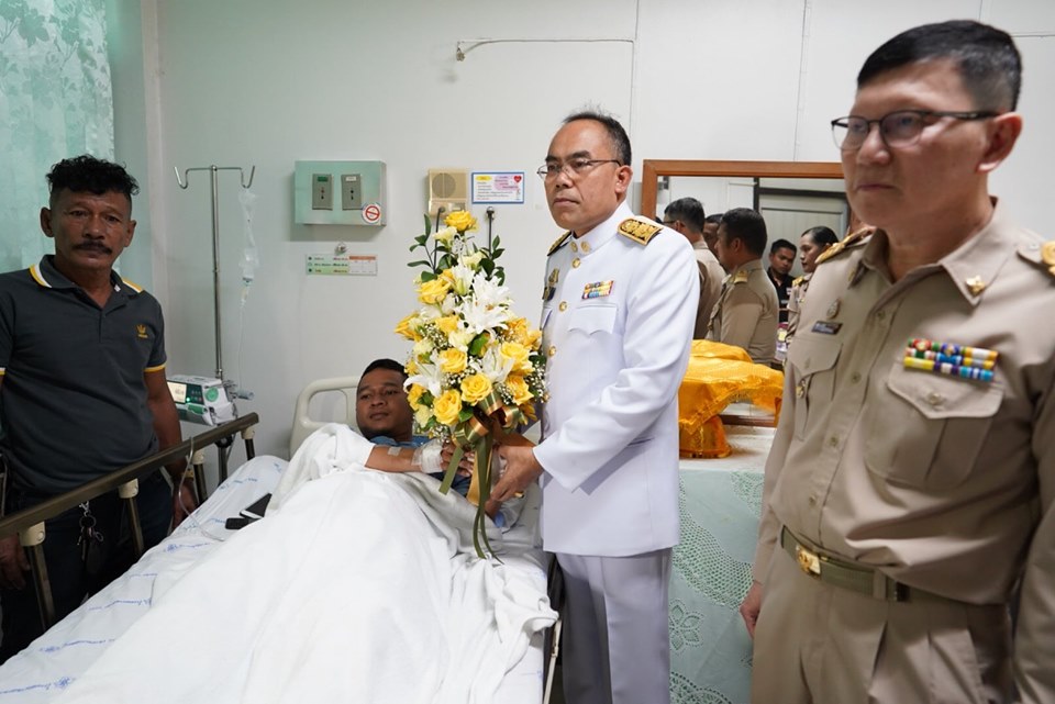 รองผู้ว่ายะลา เชิญกระเช้าดอกไม้ ตะกร้าสิ่งของพระราชทาน เจ้าหน้าที่ อส.ยะหา ผู้ได้รับบาดเจ็บ 4 นาย