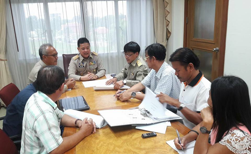 ประชุมคณะกรรมการเพื่อหารือเรื่องรูปแบบและตำแหน่งอาคารของงานปรับปรุงภูมิทัศน์ฯ