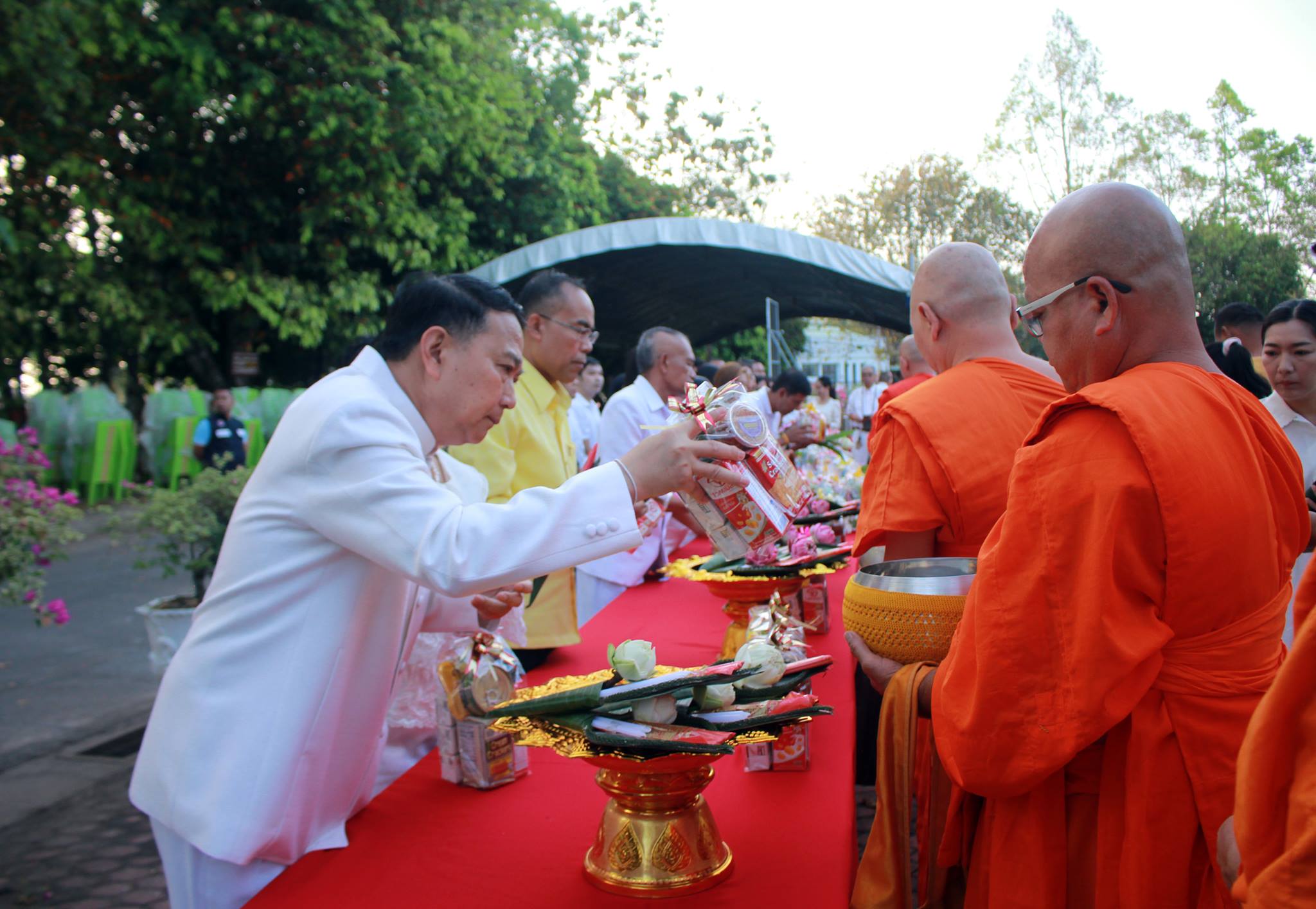 ร่วมตักบาตรวันมาฆบูชา...