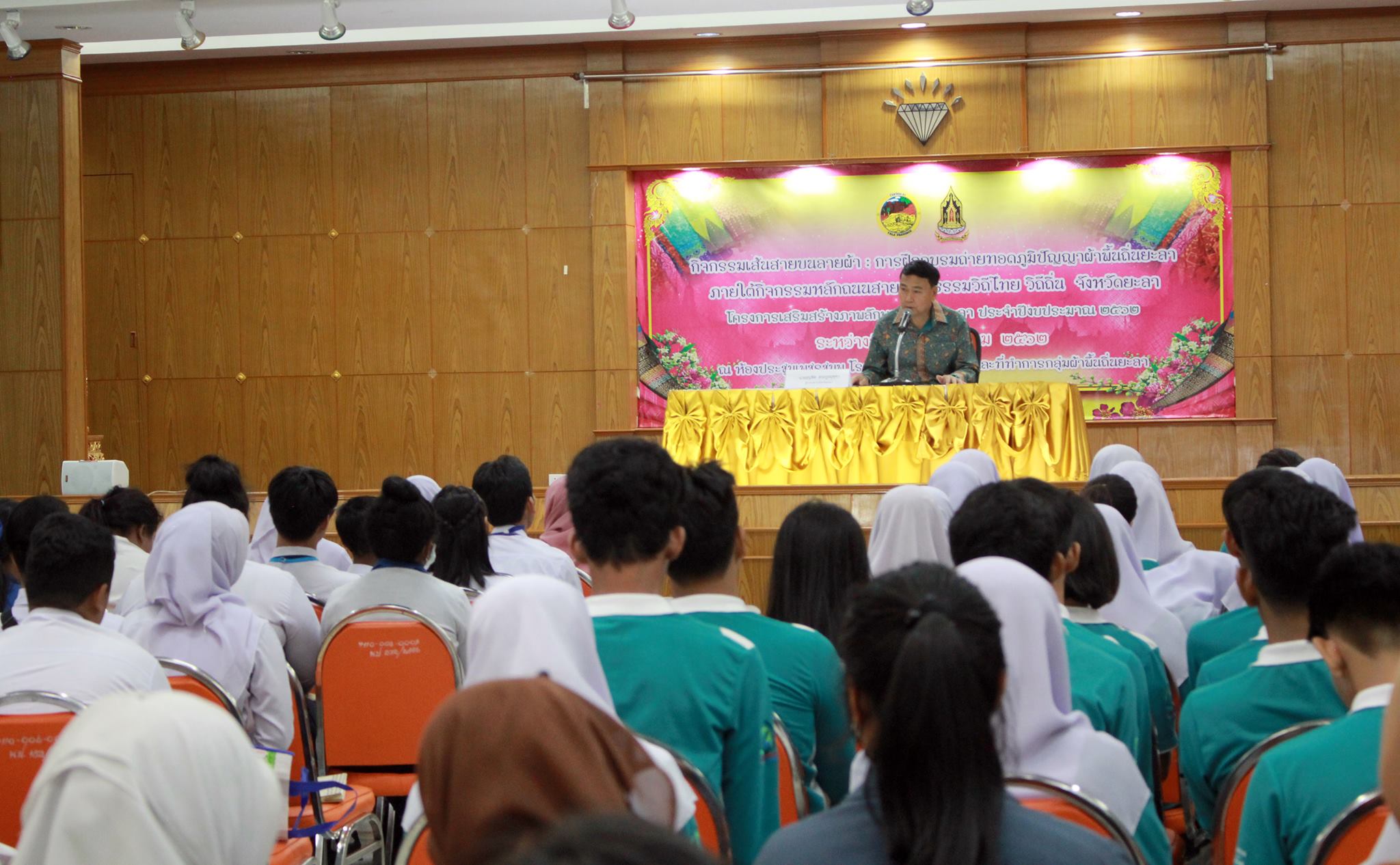 เปิดกิจกรรมเส้นสายบนลายผ้า...