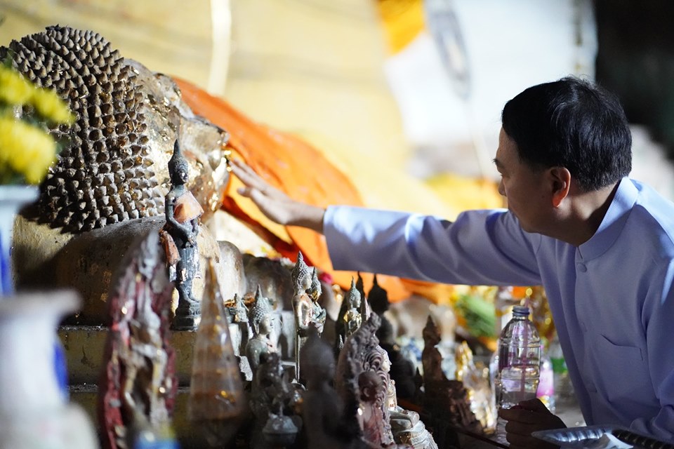สักการะสิ่งศักดิ์สิทธ์คู่บ้านคู่เมือง พร้อมอัญเชิญหลักเมืองจำลอง...
