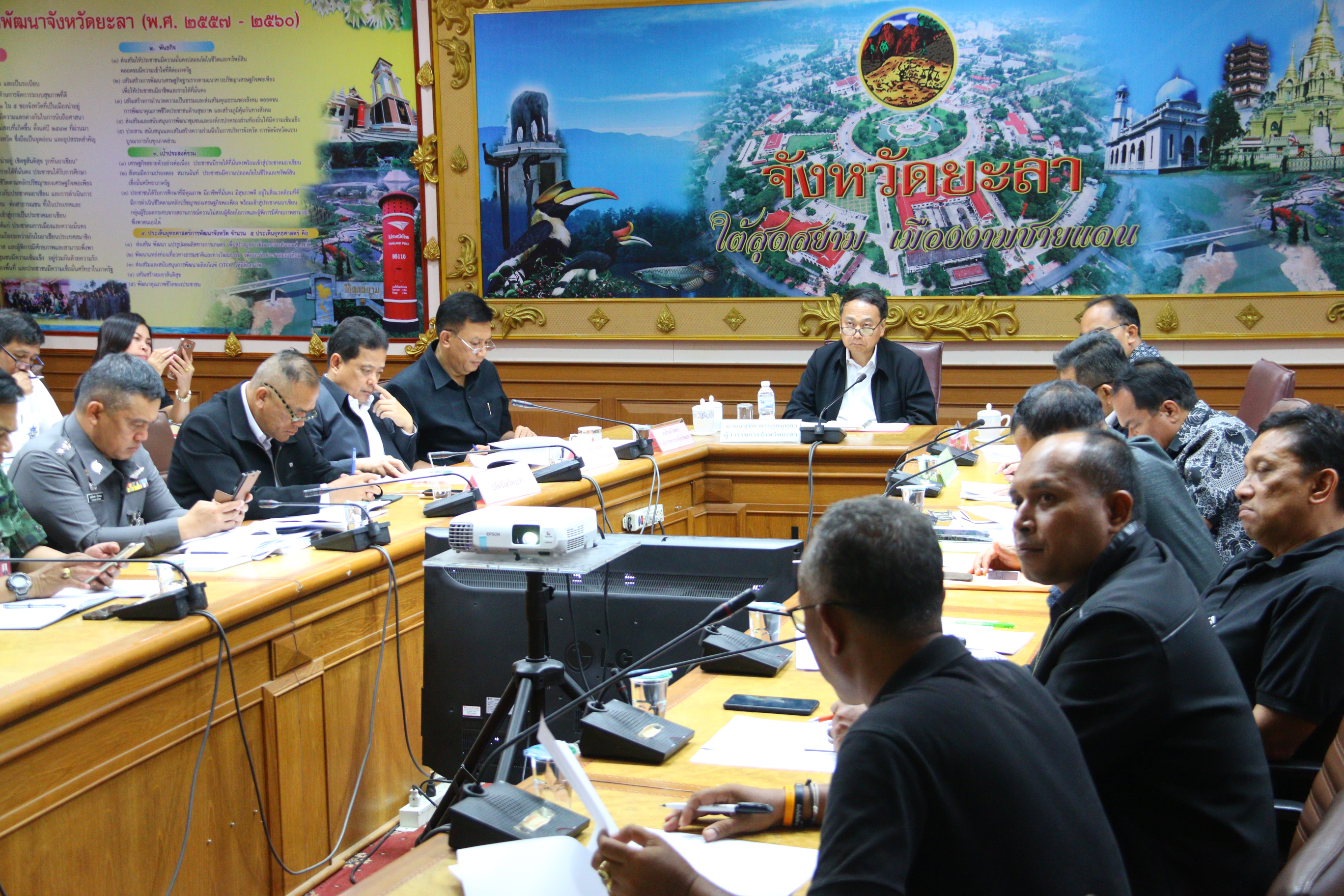 ประชุมรับฟังการติดตามความพร้อมการจัดพิธีอันเกี่ยวเนื่องกับพระราชพิธีถวายพระเพลิงพระบรมศพฯ