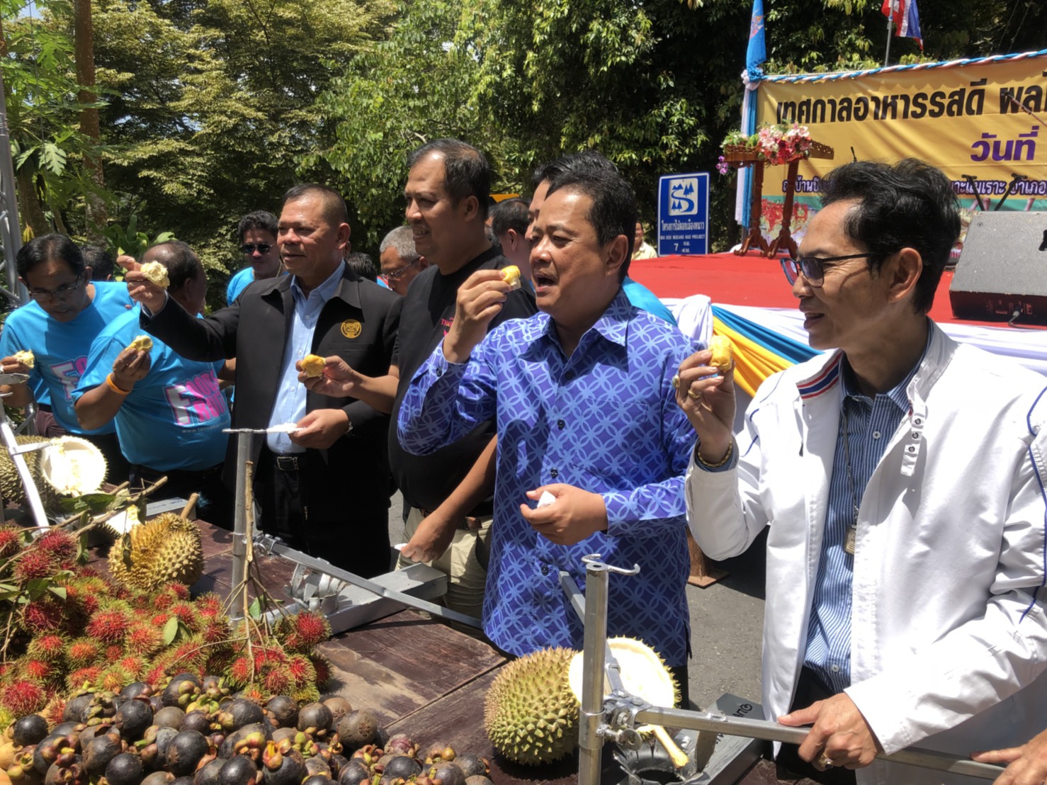นักท่องเที่ยวชาวไทย ชาวมาเลเซีย และสิงคโปร์ กว่า 2,000 คน ร่วมกันรับประทาน "บุฟเฟ่ต์ทุเรียน" 