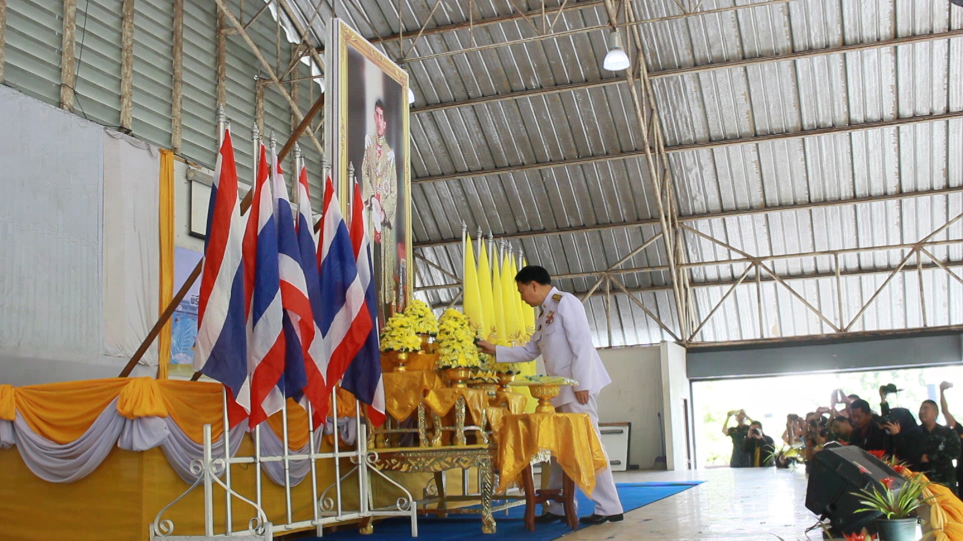 พิธีมอบเสื้อยืดพระราชทาน กิจกรรมจักรยานเฉลิมพระเกียรติฯ