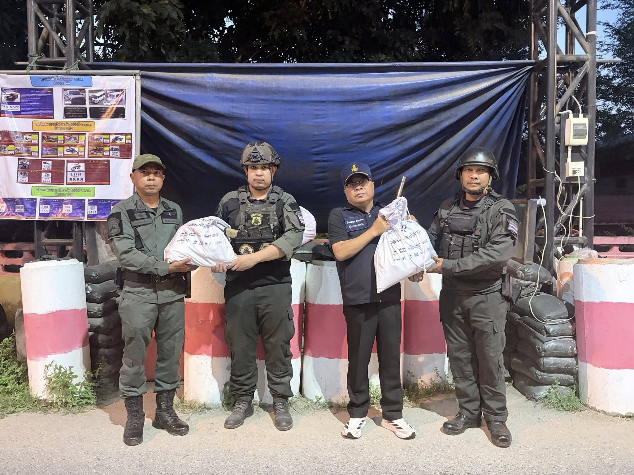 ลงพื้นที่ตรวจสอบจุดเกิดเหตุ จากเหตุคนร้ายใช้อาวุธปืนยิงเจ้าหน้าที่ตำรวจ