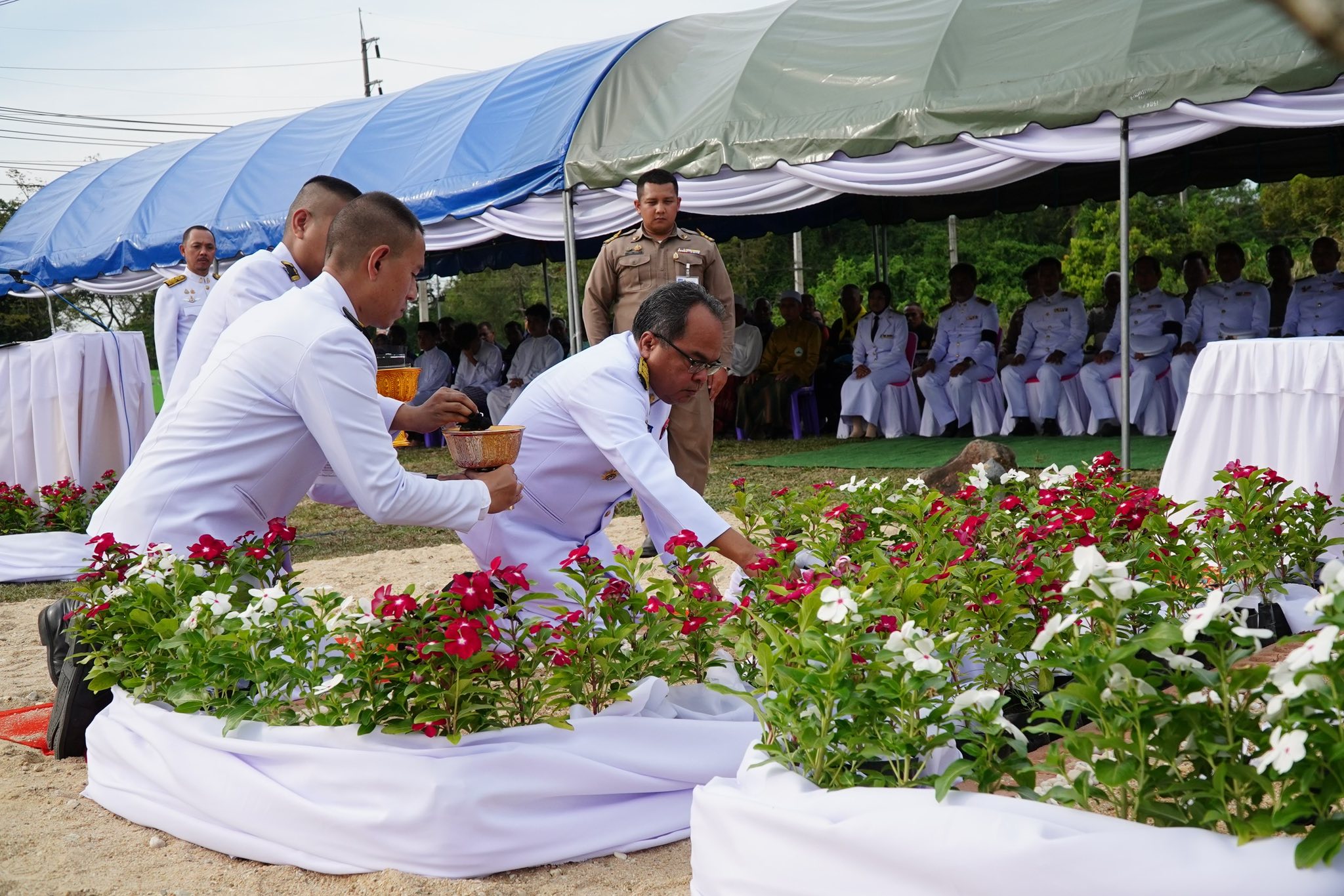 พระบาทสมเด็จพระเจ้าอยู่หัว ทรงพระกรุณาโปรดเกล้าฯ ให้ผู้ว่าฯยะลา ประธานพิธี พระราชทานดินวางบนหลุมฝังศพ เป็นกรณีพิเศษ 2 พี่น้องเสียชีวิต จากเหตุเครนถล่มทับขบวนรถไฟ