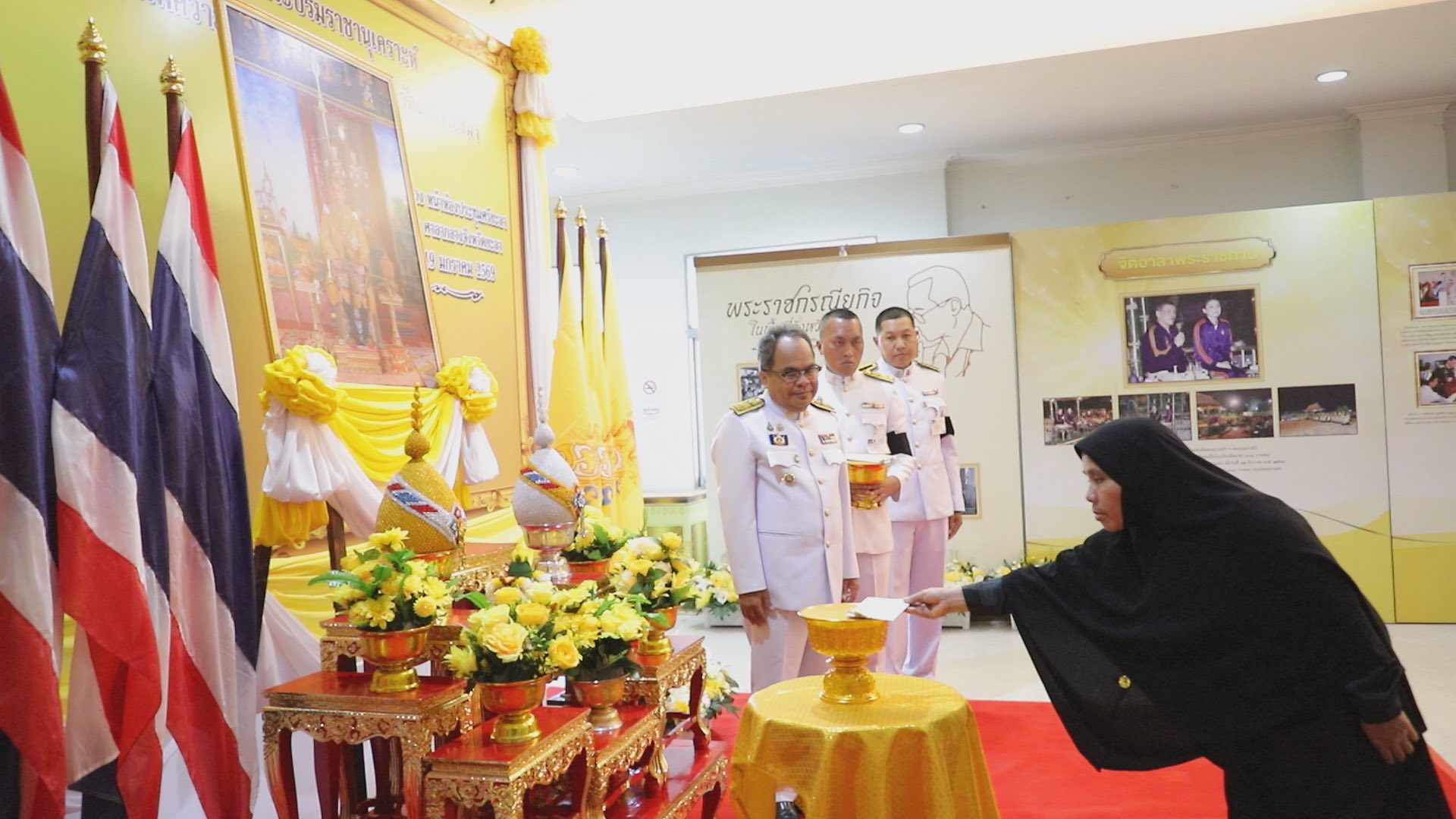 จังหวัดยะลา จัดพิธีมอบเงินสงเคราะห์ช่วยเหลือในการจัดการศพในพระบรมราชานุเคราะห์ แก่ครอบครัวผู้เสียชีวิต จากเหตุเครนถล่มขบวนรถไฟ