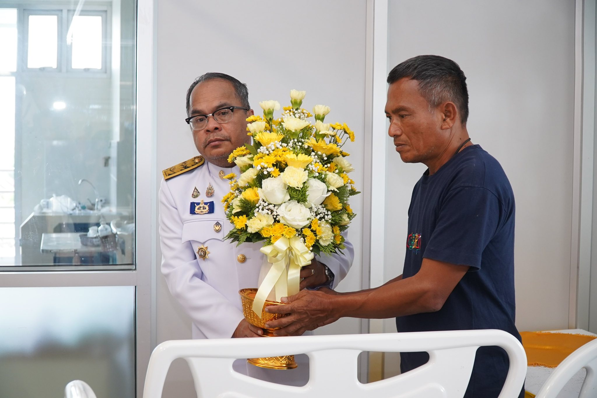 ผู้ว่าฯยะลา เชิญดอกไม้ตระกร้าสิ่งของพระราชทาน สิบตำรวจโท ธีรพัฒน์ แก่นทอง เจ้าหน้าที่ตำรวจตระเวนชายแดน ได้รับบาดเจ็บจากเหตุการณ์ความไม่สงบ ในพื้นที่ อ.ธารโต จ.ยะลา