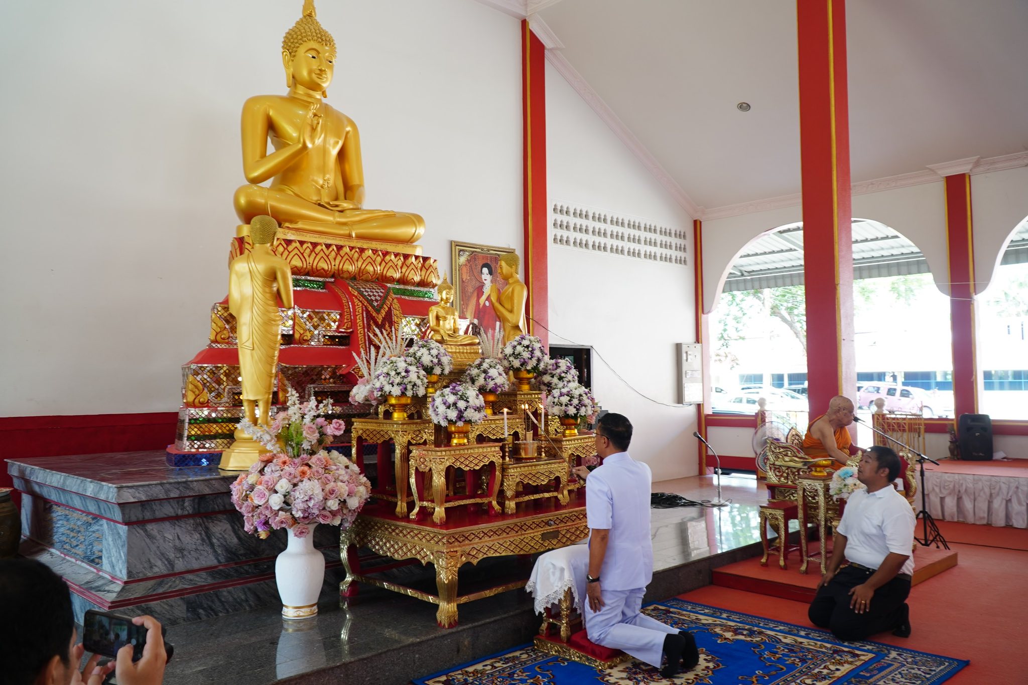 รองผู้ว่าฯยะลา นำพุทธศาสนิกชน เวียนเทียนเที่ยงวัน วิสาขบูชา ถวายพุทธบูชา ในวันสำคัญทางพระพุทธศาสนา