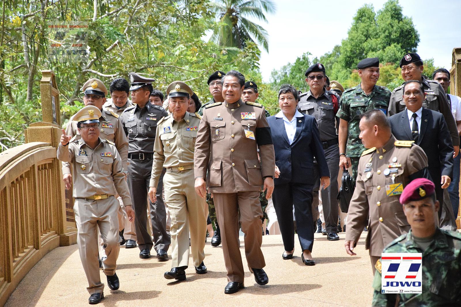 ร.10 ทรงห่วงแดนใต้ กรุณาโปรดเกล้าฯ ให้ องคมนตรี มอบถุงพระราชทานฯ